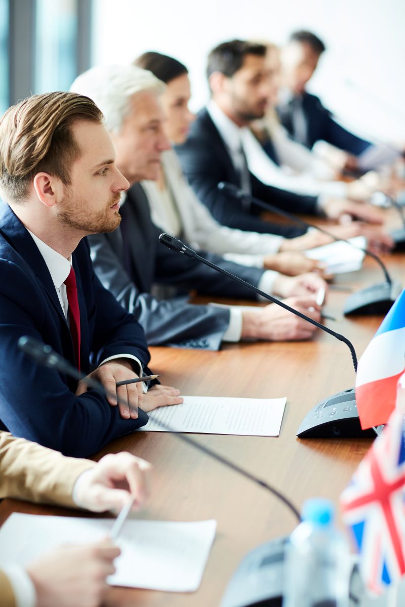 Delegados en una reunión internacional sobre estrategia y comunicación política